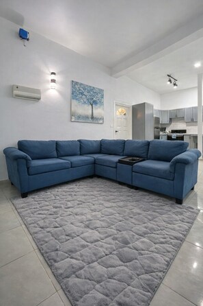 TV - Serene 2-bedroom apartment with AC in Saint David (Saint David)