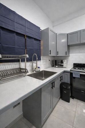 Microwave, oven, stovetop - Serene 2-bedroom apartment with AC in Saint David (Saint David)