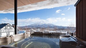 Un bain à remous avec vue sur une montagne enneigée.