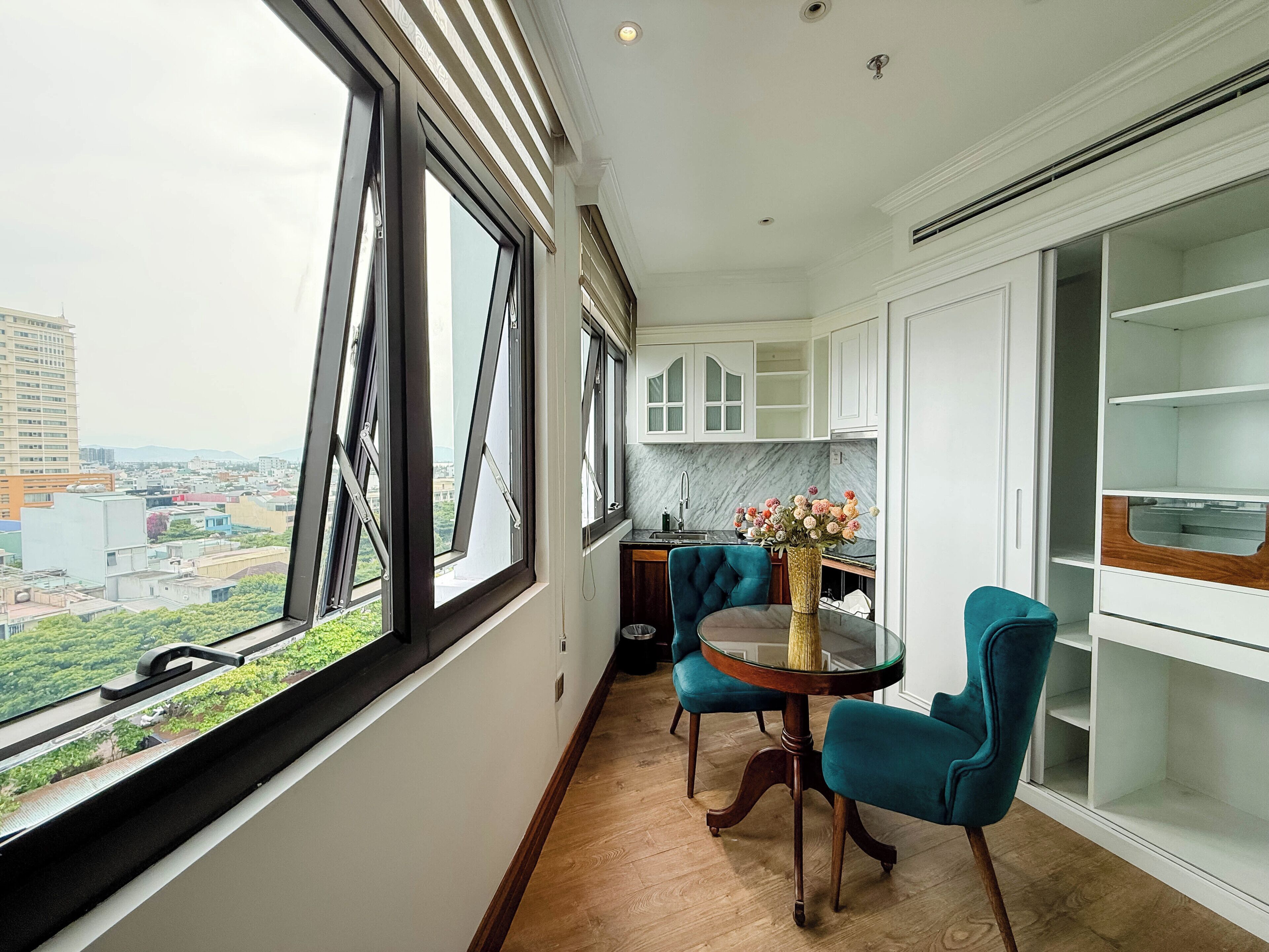 Signature Studio Suite, City View | Minibar, desk, laptop workspace, blackout drapes