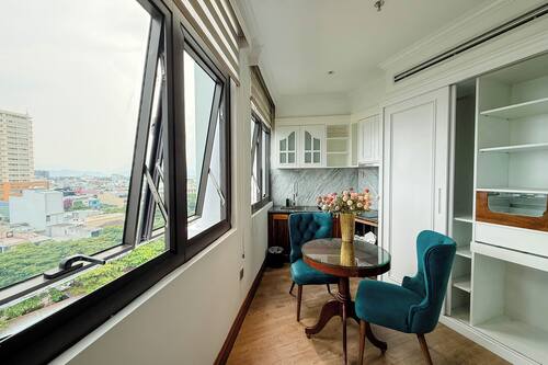 Suite monolocale Signature, vista città | Minibar, una scrivania, postazione laptop, tende oscuranti