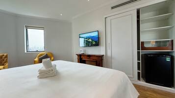 Signature Studio Suite, River View | Minibar, desk, laptop workspace, blackout drapes