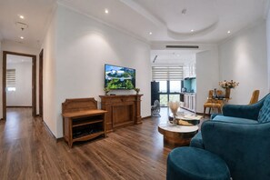 Habitación cuádruple familiar, 2 habitaciones, vistas al río | Minibar, escritorio, espacio para trabajar con un portátil