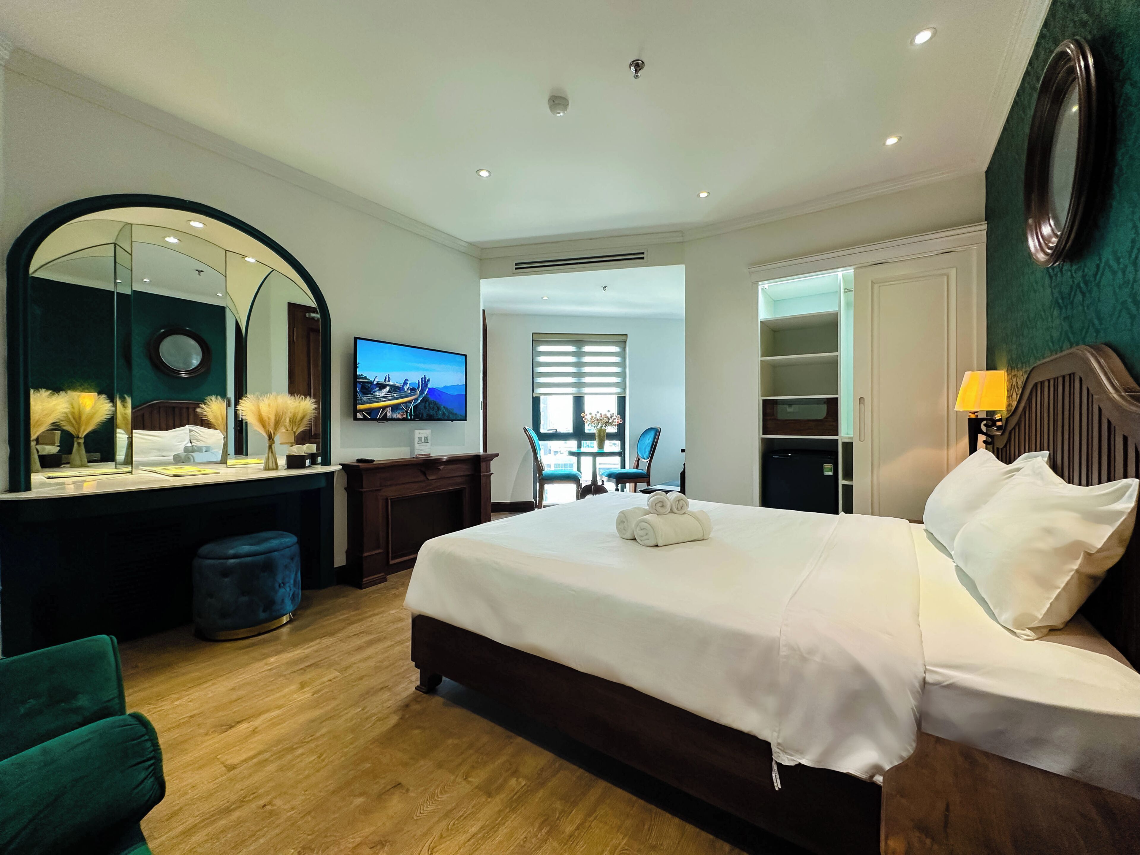 Habitación Deluxe doble, vistas a la ciudad | Minibar, escritorio, espacio para trabajar con un portátil