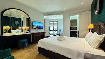 Habitación Deluxe doble, vistas a la ciudad | Minibar, escritorio, espacio para trabajar con un portátil