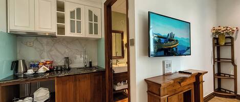 Habitación doble Premier, vista al río | Minibar, escritorio y espacio para trabajar con laptop