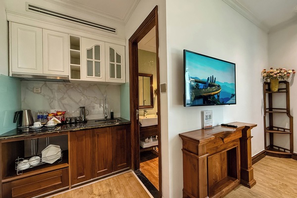 Minibar, escritorio y espacio para trabajar con laptop