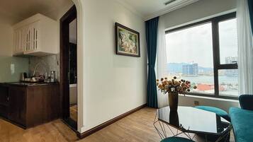 Suite Studio Signature, vue fleuve | Minibar, bureau, espace de travail pour ordinateur portable