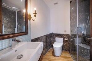 Deluxe Room, City View | Bathroom - Elite Riverlight Hotel by Elite24 (Da Nang)