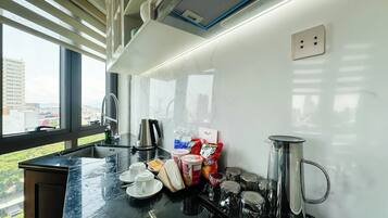 Minibar, escritorio y espacio para trabajar con laptop