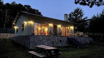 Chalet, 3 Bedrooms, Balcony | Outdoor dining