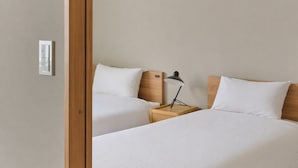 Màn/rèm cản sáng, bàn ủi/dụng cụ ủi quần áo