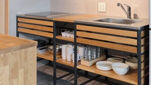 Tủ lạnh, lò vi sóng, bếp nấu, nồi cơm
