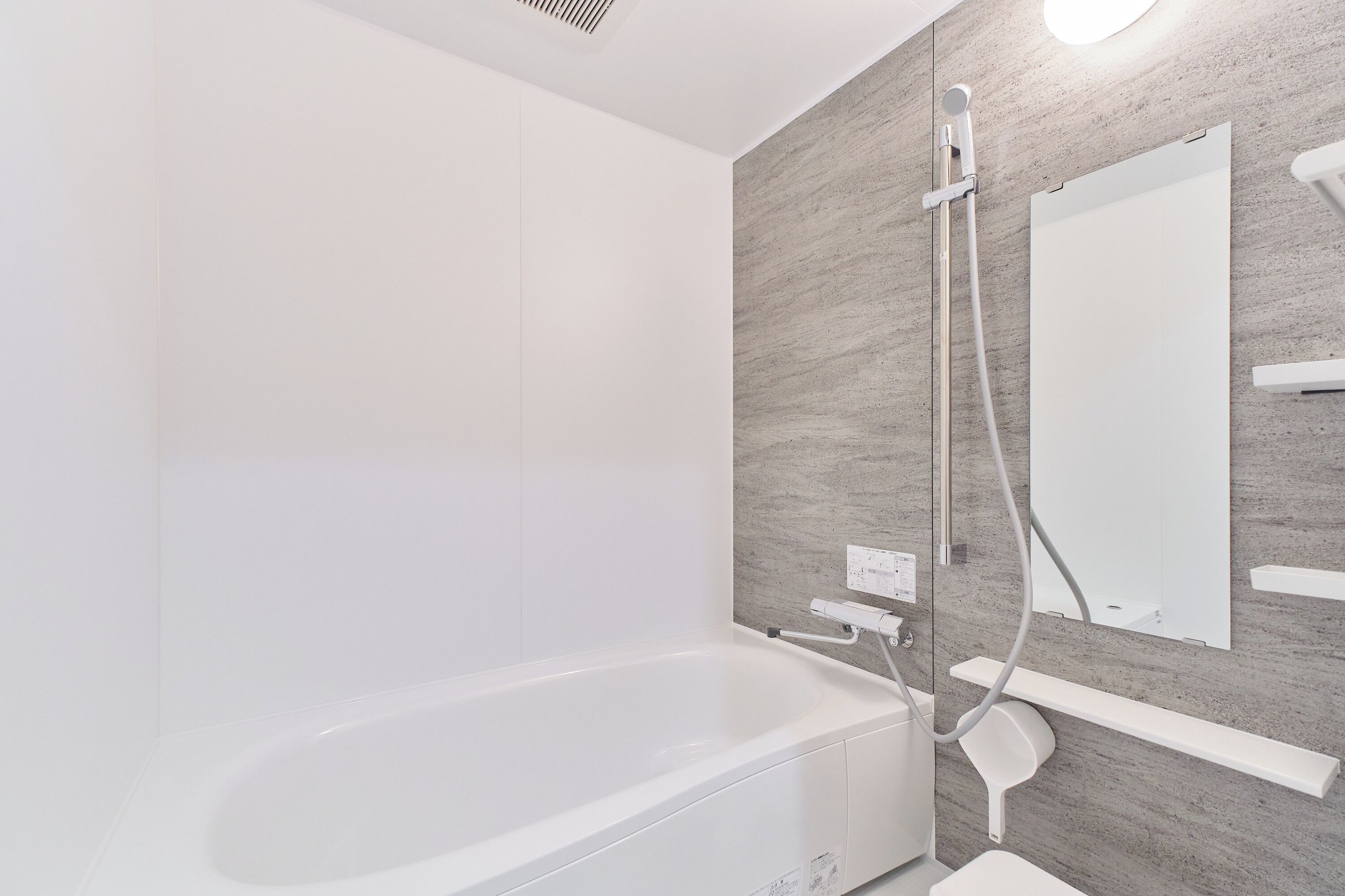 Apartemen Comfort, Bebas Asap Rokok | Kamar mandi | Bathtub dan shower terpisah, pengering rambut,  dan sandal