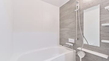Apartemen Comfort, Bebas Asap Rokok | Kamar mandi | Bathtub dan shower terpisah, pengering rambut, dan sandal