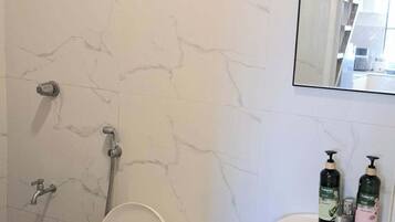 Shower, hair dryer, bidet, towels