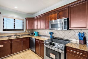 Fridge, microwave, oven, coffee/tea maker - Enjoy the best of Destin at the Harbor Lookout by Rockstar Retreats! (Destin)