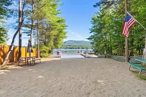 Cozy Dog Friendly Cottage w/ large deck, firepit, partial a/c & walk to lake