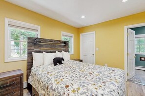 2 bedrooms, Internet, bed sheets - Cozy Dog Friendly Cottage w/ large deck, firepit, partial a/c & walk to lake (Moultonborough)