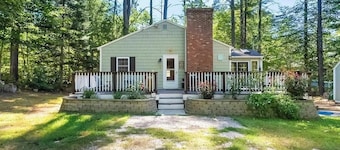 Cozy Dog Friendly Cottage w/ large deck, firepit, partial a/c & walk to lake