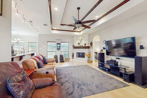 Cozy dog-friendly home w fenced backyard & close to restaurants - steps to sand
