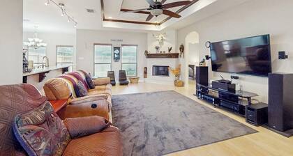 Cozy dog-friendly home w fenced backyard & close to restaurants - steps to sand