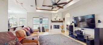 Cozy dog-friendly home w fenced backyard & close to restaurants - steps to sand