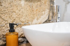 Douche, sèche-cheveux, serviettes fournies