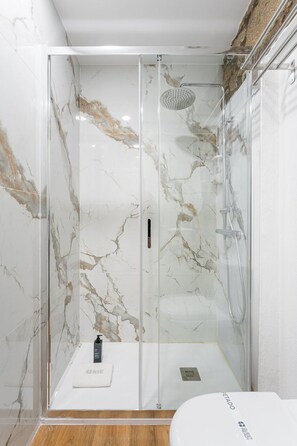 Shower, hair dryer, towels - GuestReady – Private room in the heart of Porto (Porto)
