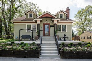 Exterior - The Sage Manor: Historic 3B2B • Speakeasy + Hot Tub + Spa (Lee's Summit)