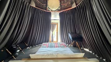 Superior Villa, Private Pool, River View | Desk, rollaway beds, bed sheets