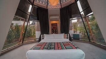 Superior villa, privézwembad, uitzicht op rivier | Een bureau, extra bedden, beddengoed