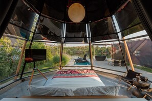 Escritorio, camas plegables/adicionales y ropa de cama 