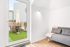 TV - GuestReady - Charming studio with rooftop terrace (Porto)