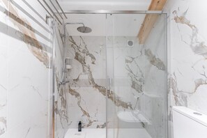Shower, hair dryer, towels - GuestReady - Charming studio with rooftop terrace (Porto)