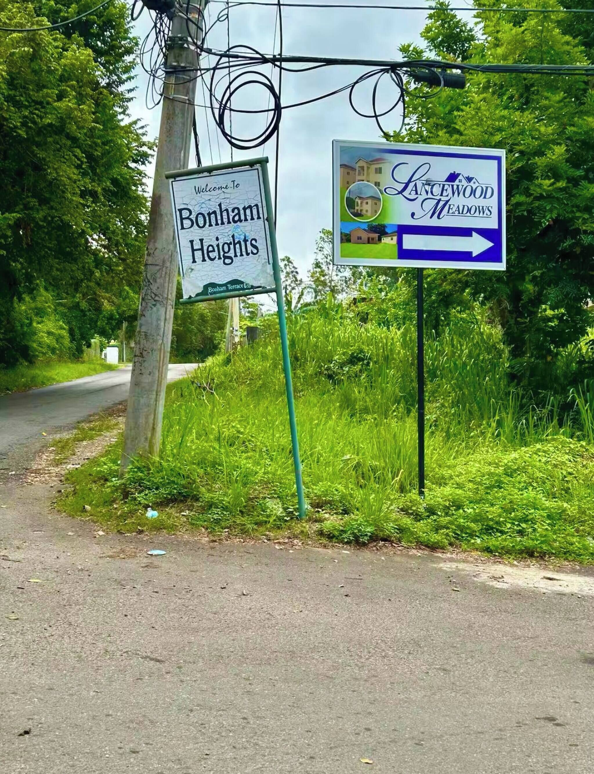 A road sign indicating directions to Bonham Heights and Lancewood Meadows.