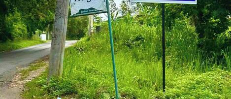 A road sign indicating directions to Bonham Heights and Lancewood Meadows.