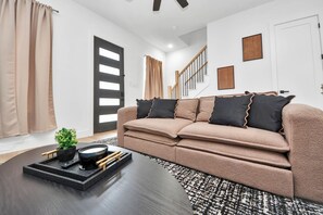 Living area - 2BR w Ensuite Baths + 7 Min to NRG (Houston)