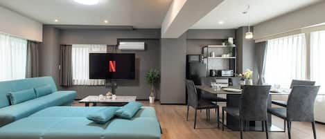 Deluxe-Apartment, 2 Schlafzimmer, Stadtblick | Essbereich im Zimmer