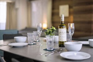 Deluxe-Apartment, 1 Schlafzimmer, Stadtblick | Essbereich im Zimmer