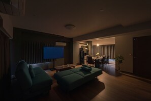 Deluxe-Apartment, 2 Schlafzimmer, Stadtblick | Wohnbereich