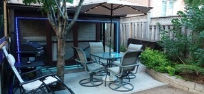 Outdoor dining - 2 cozy bedrooms basement apartment (Richmond Hill)
