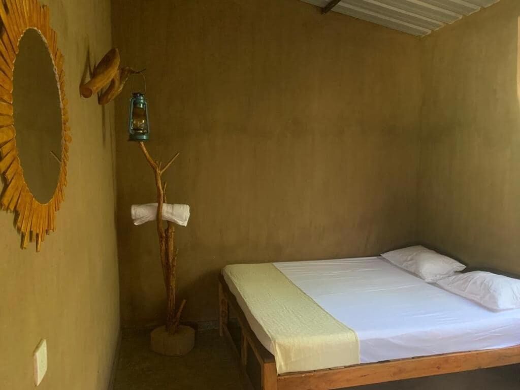 Phòng đôi tiện nghi đơn giản, sân hiên, quang cảnh vườn