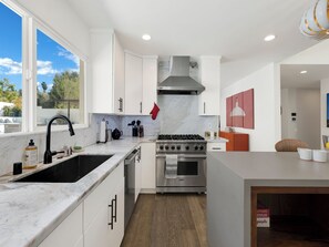Private kitchen - Private Mid-Century Oasis 3-bedroom home  in  Los Angeles with Pool/Spa & BBQ (Los Angeles)