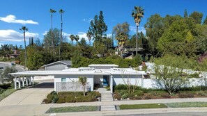 Exterior - Private Mid-Century Oasis 3-bedroom home  in  Los Angeles with Pool/Spa & BBQ (Los Angeles)