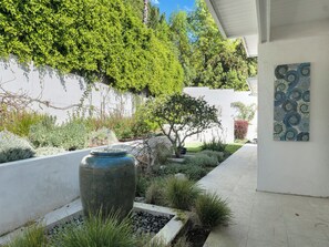 Property grounds - Private Mid-Century Oasis 3-bedroom home  in  Los Angeles with Pool/Spa & BBQ (Los Angeles)