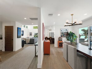 Un interior moderno con comedor, cocina y sala de estar.