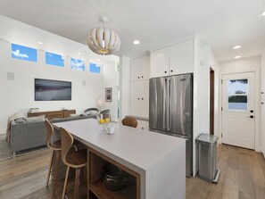 Private kitchen - Private Mid-Century Oasis 3-bedroom home  in  Los Angeles with Pool/Spa & BBQ (Los Angeles)