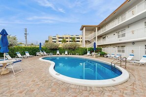 A heated pool - Bright and sunny condo, w/ pool and hot tub, just a block from the beach + shops (Deerfield Beach)