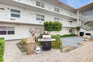 Terrace/patio - Bright and sunny condo, w/ pool and hot tub, just a block from the beach + shops (Deerfield Beach)